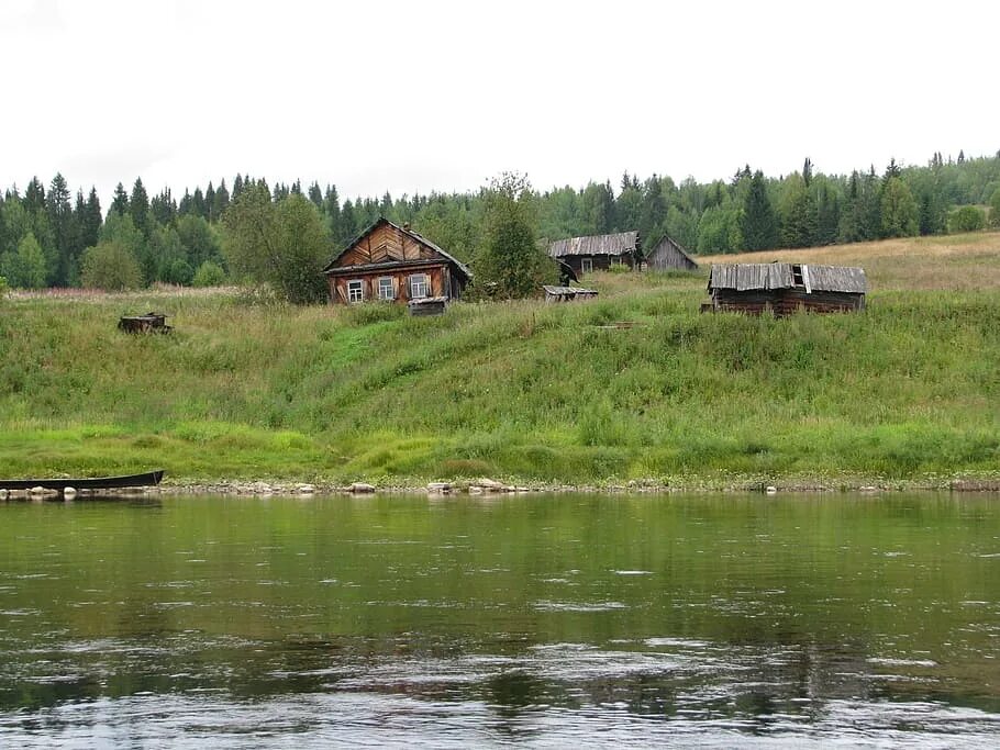 Дома у реки пермский край. Акчим Пермский край деревня. Вишера деревня Акчим. Пермь Вишера деревня. Деревня мутная Пермский край.