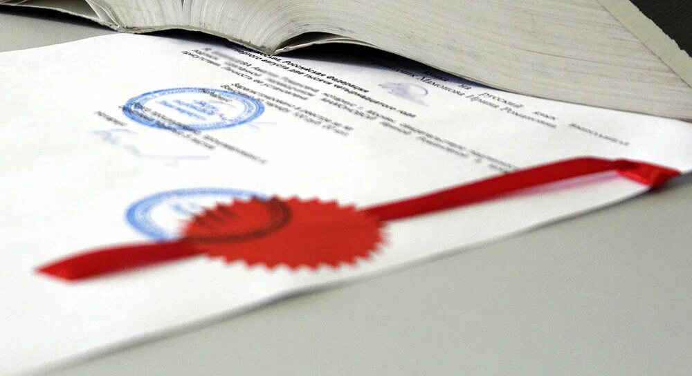 Человек класть документы на стол. Сортировка бумаги в офисе. Подложенный документ. Человек ищет документы. Письменный документ.