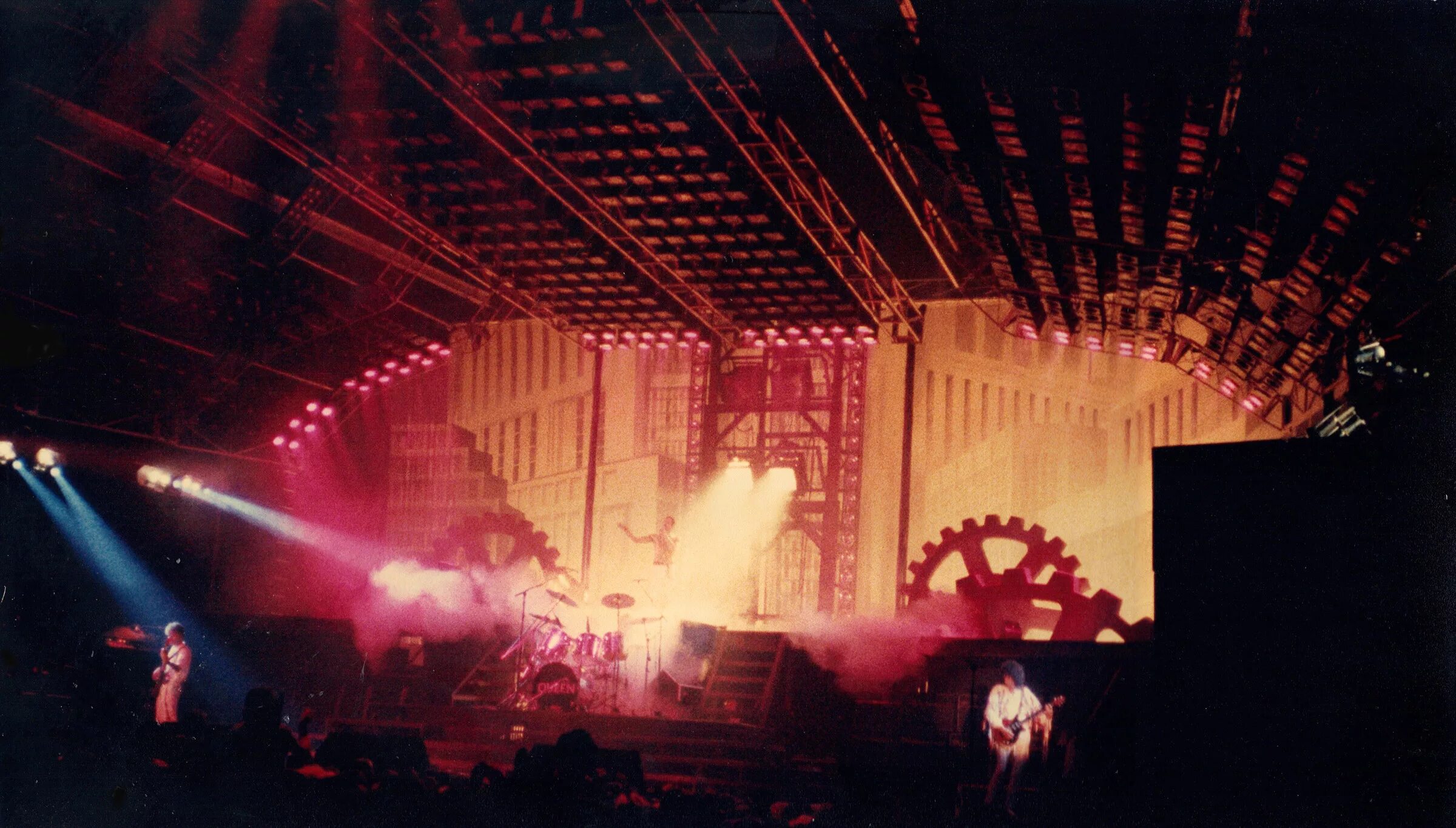 Where does the queen live. Queen sun city 1984. queen 1984 франкфурт. queen live magic 1986. queen 1984 machines (or back to humans).