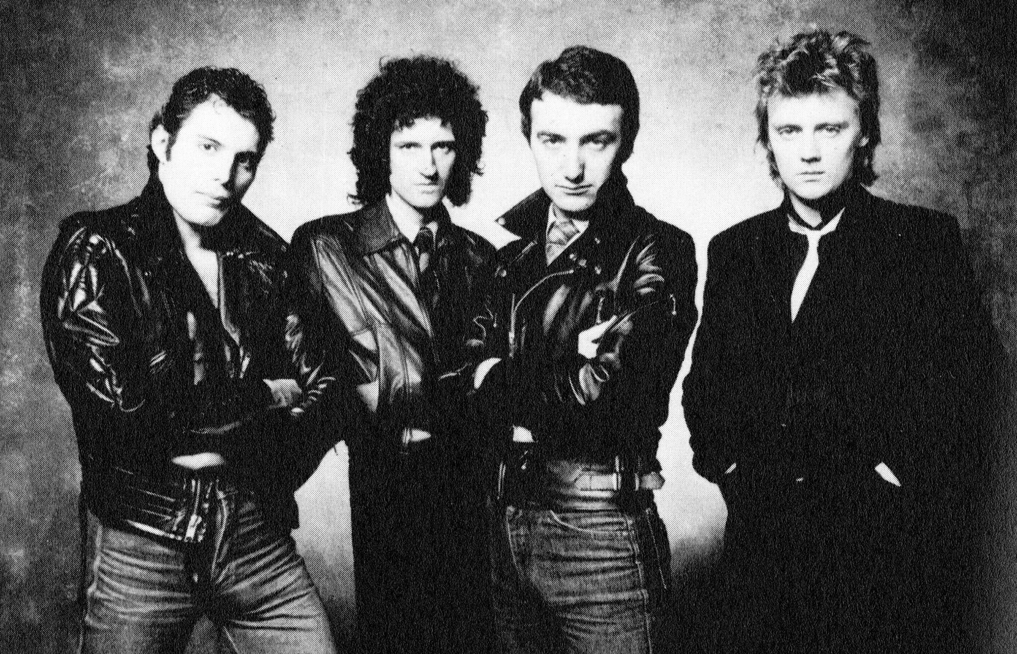 Квин это. Группа queen молодые. queen band 1979. queen john deacon 1980. члены группы квин.