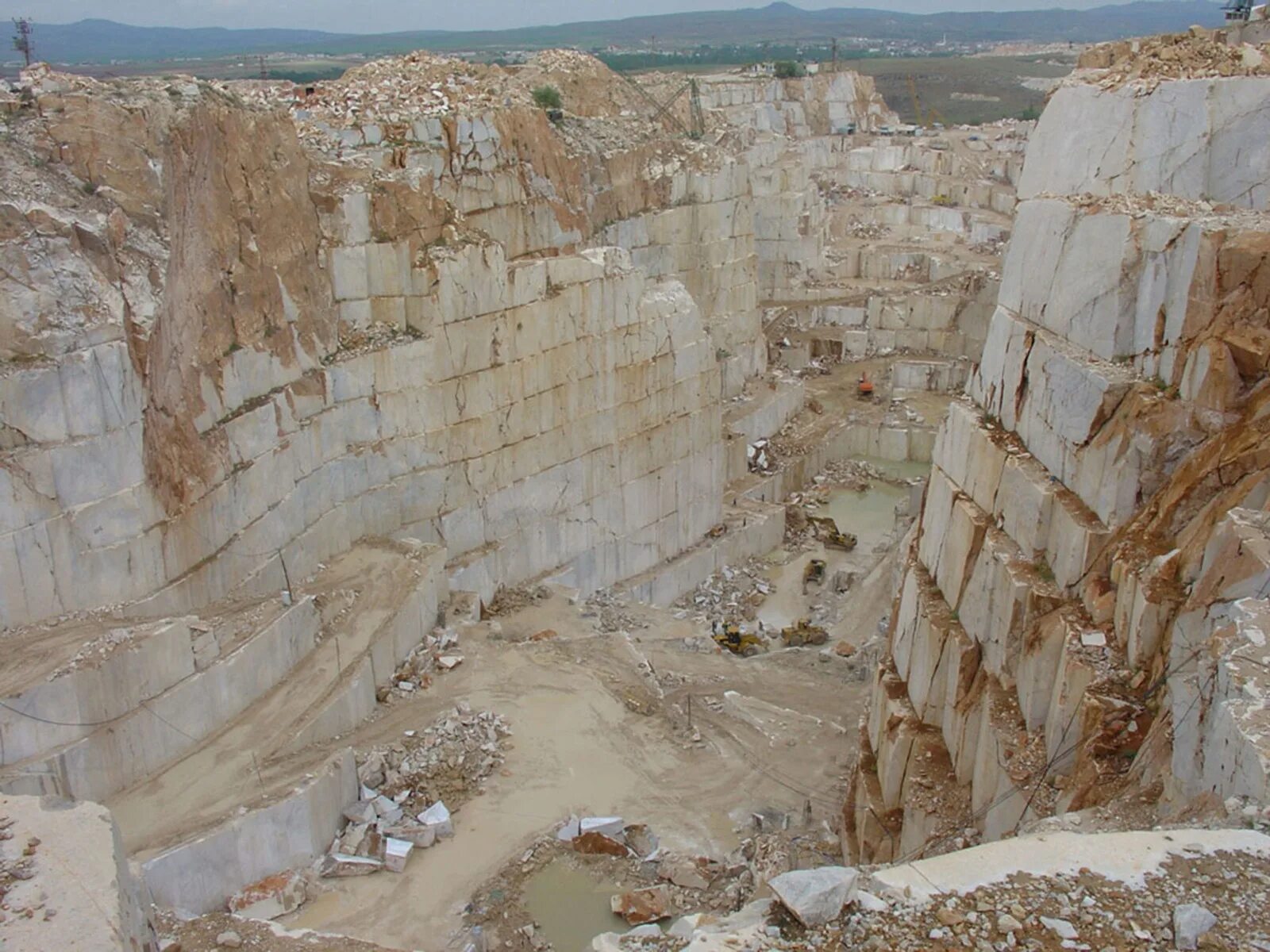 Stone турция. Afyon карьеры камня в Турции. Травертин карьер в Турции. Добыча мрамора в Турции. Травертин добыча.