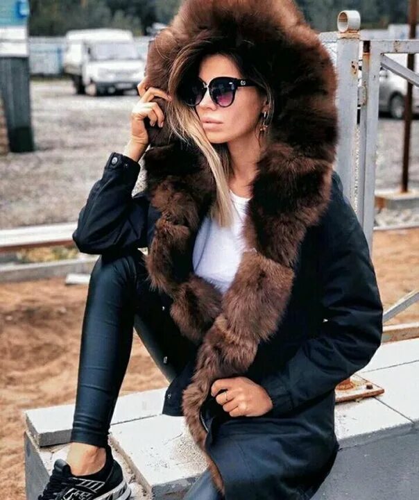 Парки с мехом соболя. Коричневая парка с мехом песца. Натуральный мех oversize. Пальто серое с брюками такой-же ткани и чернобуркой. Парки с мехом песца.