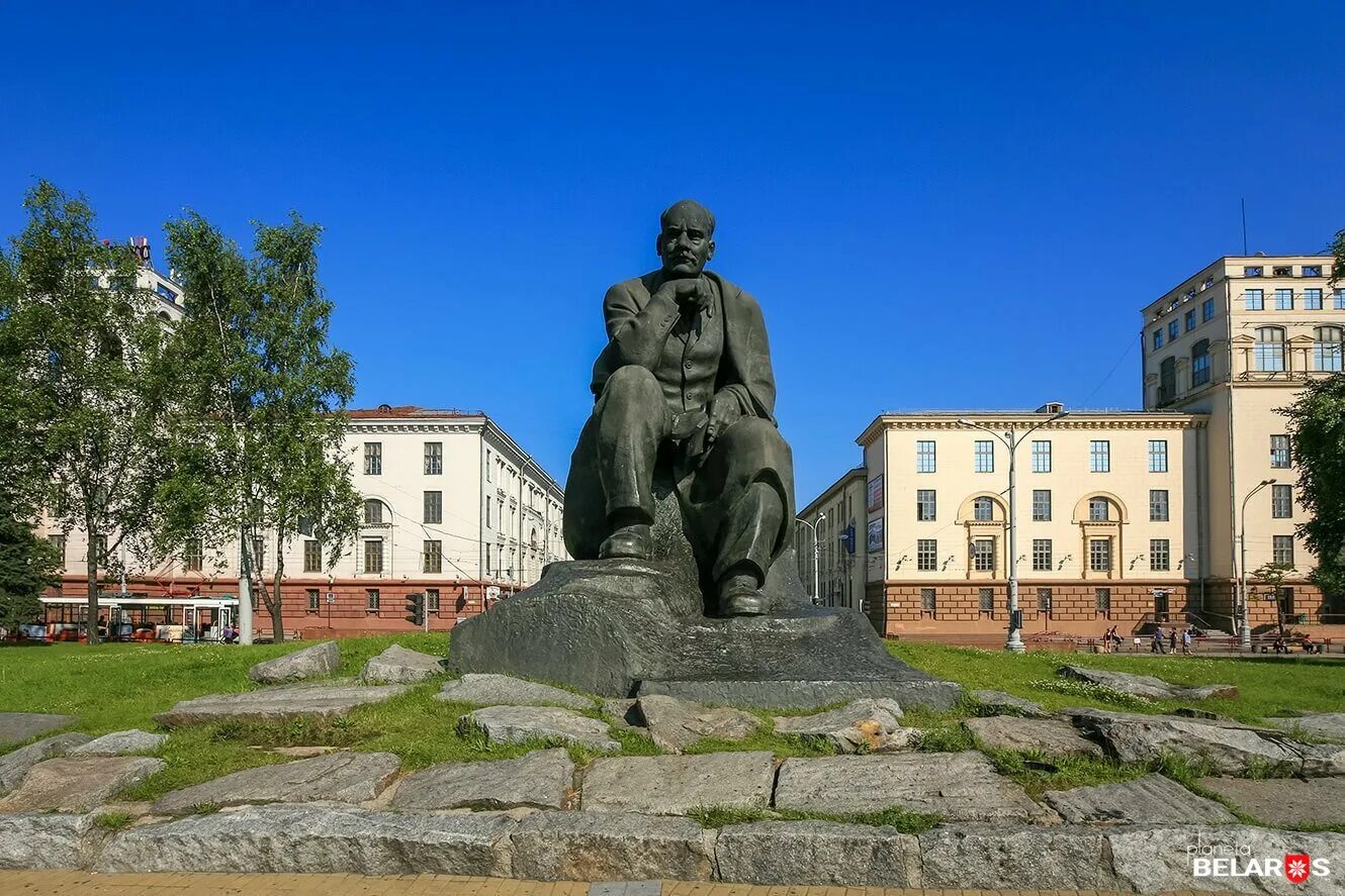 Коласа минск. Площадь якуба коласа минск. памятник якубу коласу. статуя якуба коласа в минске. минск памятники на площади якуба коласа.