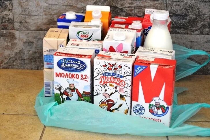 Молоко в пакетах. Молоко коробка. Молоко в коробках. Молоко в коробочке. Молоко в пакете.