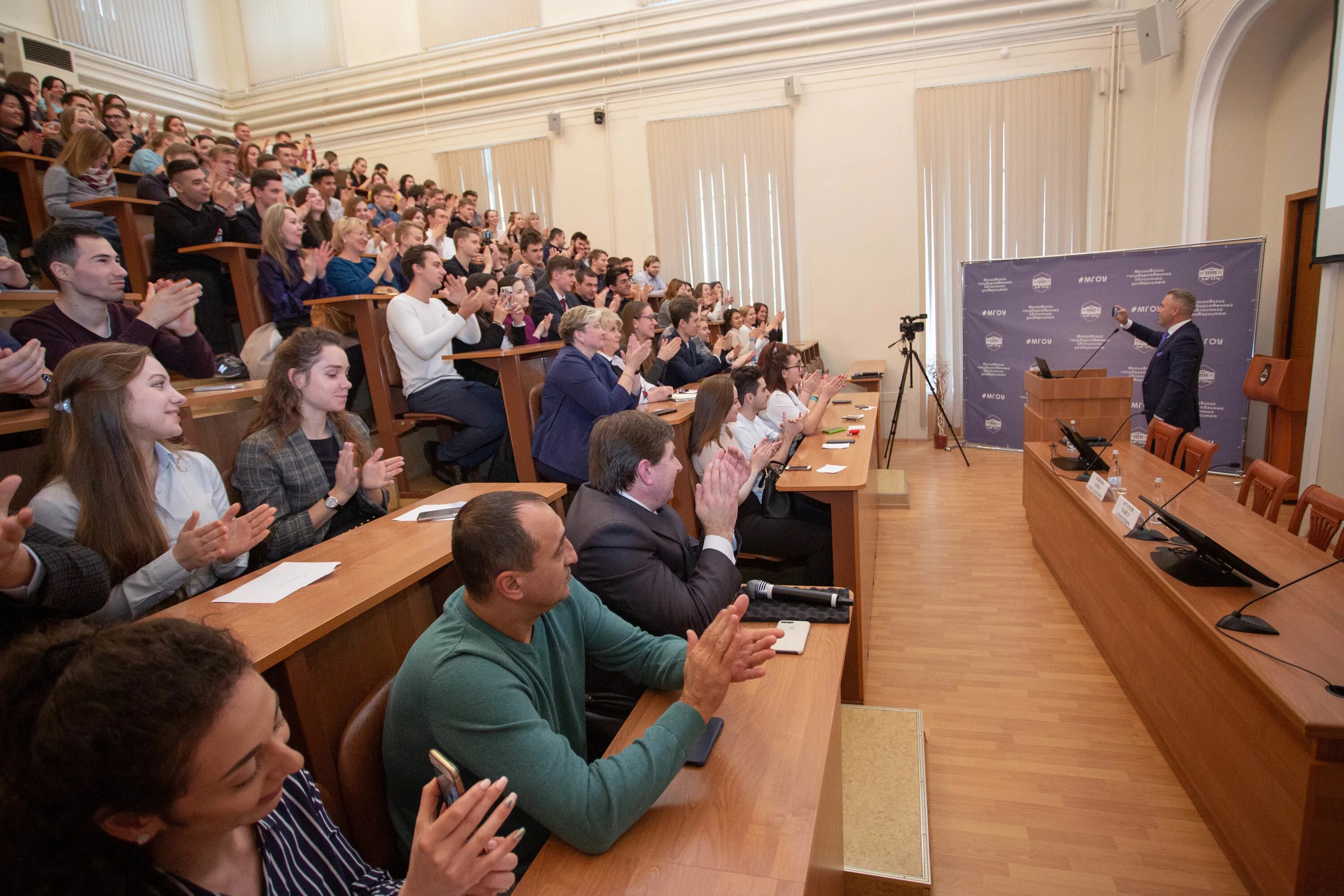 Количество участников научного семинара. Научный семинар. Предметы на юриста семинары. Фото семинаров для юристов. МГУ семинарские комнаты.