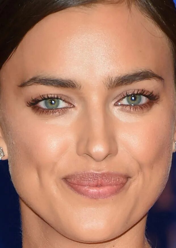 Irina Shayk stuns with natural bronzed skin, minimal makeup and perfect pout. #l
