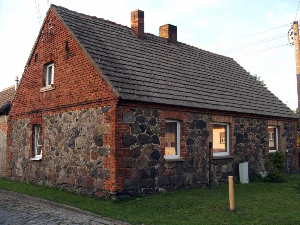 Кирпич камень дом. Кирпичный сарай 19 века. каменный дом. дом из природного камня. старый кирпичный дом.