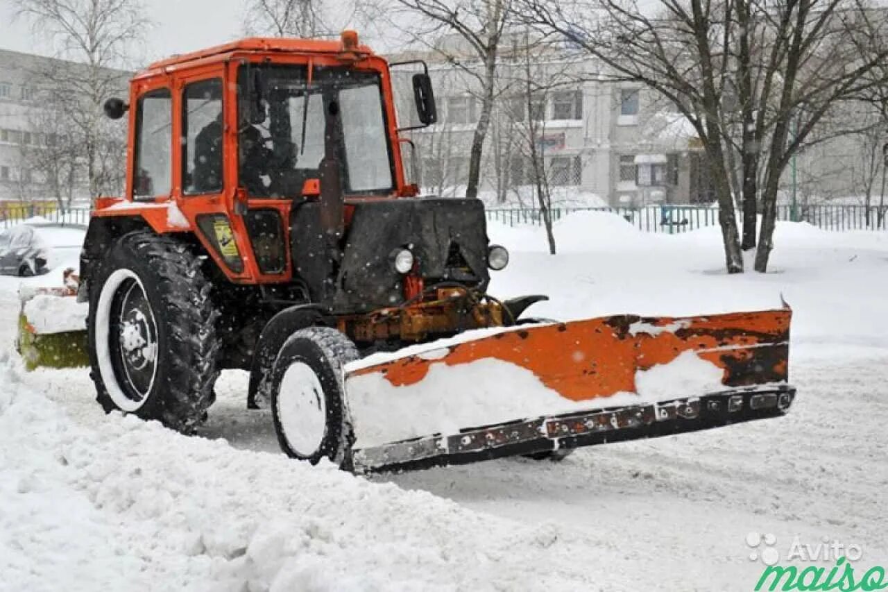 Трактор-щетка МТЗ 82.1 уборка снега. Трактор МТЗ 82 убирает снег. МТЗ 82.1 уборка снега. Трактор МТЗ 82 уборка снега. Аренда трактора снег