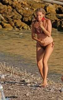 12 - Сиенна МиллерSienna Miller - американская актриса предпочла в августе...