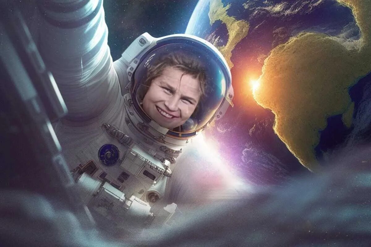 12 апреля полетел в космос. 60-летие полета в космос ю. 12 апреля. юрий алексеевич гагарин в скафандре. 60 лет полету в космос юрия гагарина.