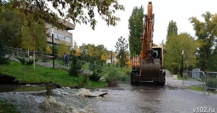 Авария на водопроводе в Советском районе. Авария водопровода в Волгограде в пойме реки царица. Коммунальная авария в городе Волгограде. Волгоград Коммунальная авария в пойме царицы. Волгоград советский вода