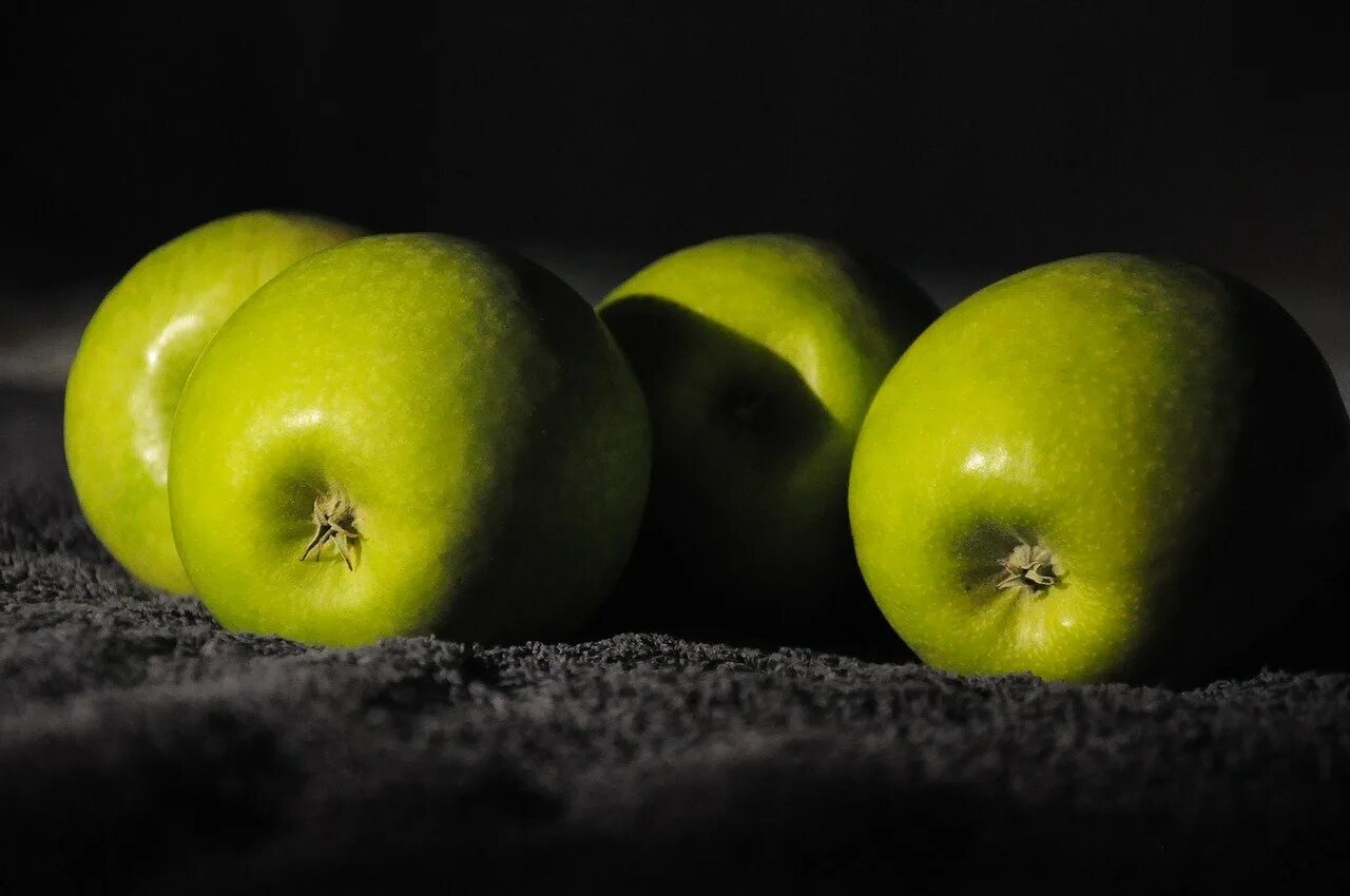 Яблоко на черном фоне. Яблоки зеленые. Натюрморт с яблоками. Зеленое яблоко на черном фоне. Яблоко на темном фоне.