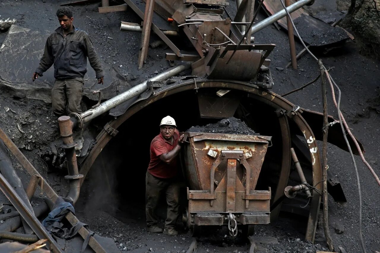 Как там шахтеры. Добыча угля в шахте. Каменный уголь добыча в шахте. Шахтер добывает уголь. Шахтеры в угольной шахте.