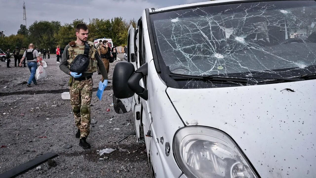 Последние видео ударов по украине сегодня. Обстрел гуманитарной колонны в Запорожье. Обстрел гуманитарной машины.
