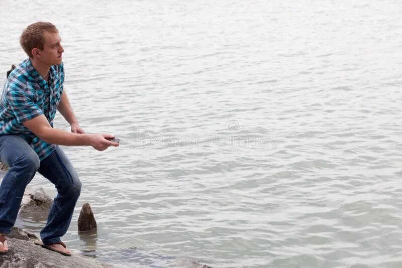 Skipping stones. Человек прыгает по камням в воде. Камешек скачет по воде. Мужчина прыгает по камням. Пускать блинчики по воде.