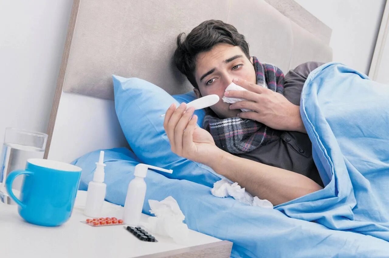 Человек болеет. Человек больной гриппом. Человек болеет в кровати. Заболевший человек. Заболел в поездке