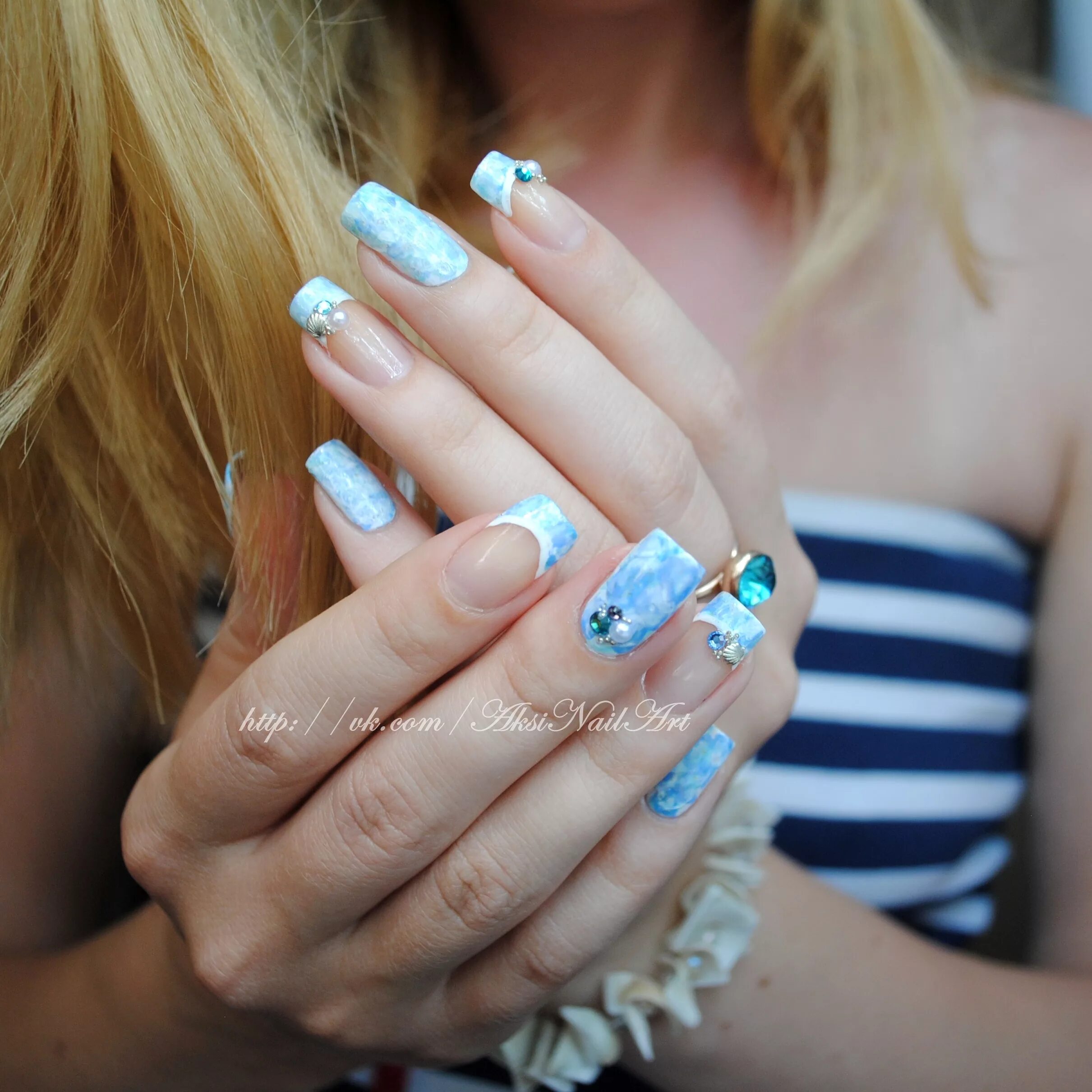 Маникюр белый с голубым фото. Маникюр голубой с белым. Дизайн ногтей голубой с белым. Маникюр к голубому платью. Маникюр голубой с белым.