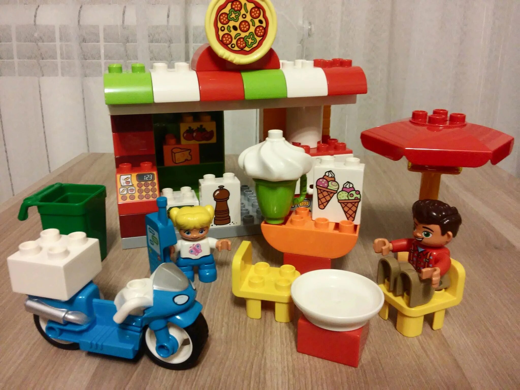 Пиццерия дупло. Lego duplo town пиццерия (10834). лего дупло таун пиццерия. наборы лего duplo пиццерия. lego duplo пиццерия 108 34.