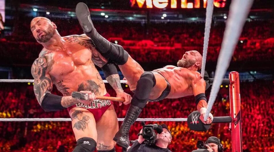 Трипл флейм бой. Трипл эйч рестлер. дэйв батиста wwe 2005. dave batista 2019 wwe.