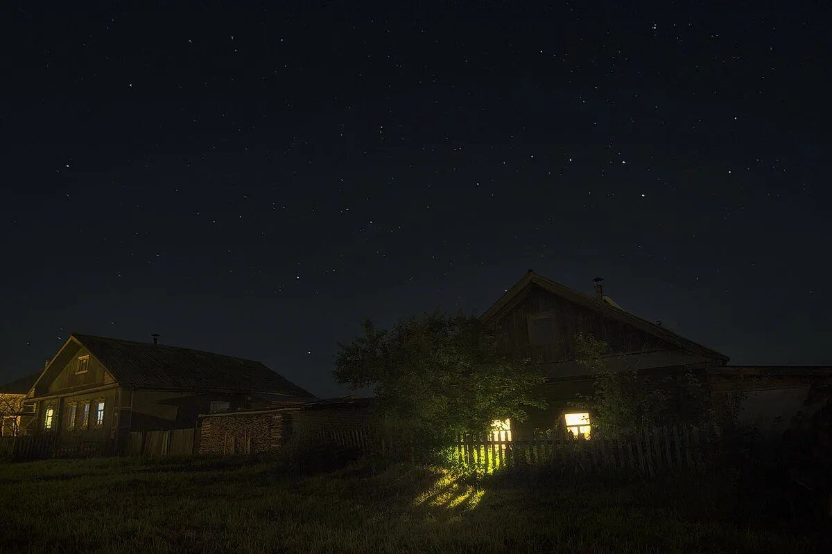 Луна над крышей дома. Ночь в деревне. Летняя ночь в деревне. Ночное небо в деревне. Ночная деревня.