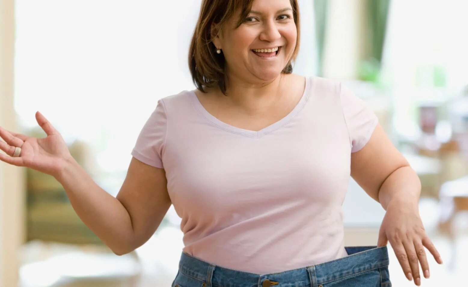 стройная девушка с сантиметром. худеющая женщина. похудение для женщин. стройная девушка. девушка с сантиметром.