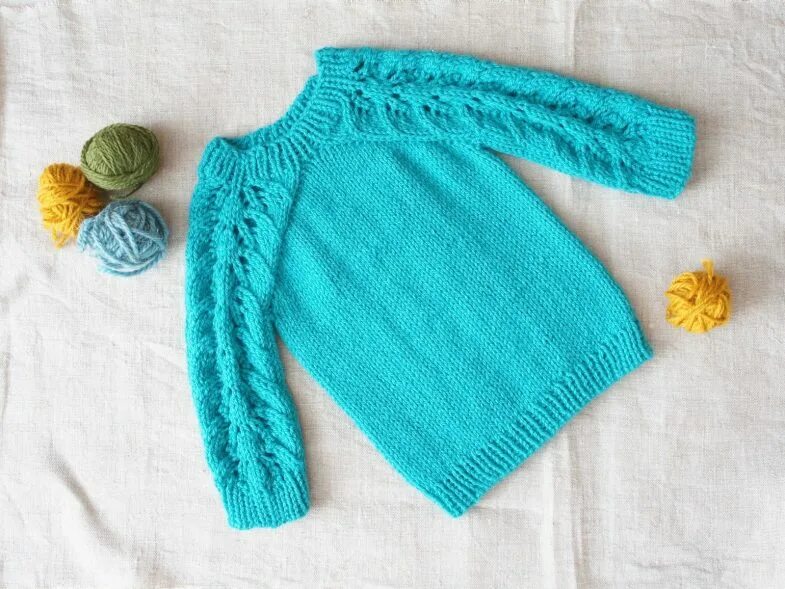 Вязаная кофта для девочки. Вязаный свитер для девочки. Связать джемпер девочке 5 лет спицами. Свитер для девочки. Свитер для девочки 5 лет спицами.