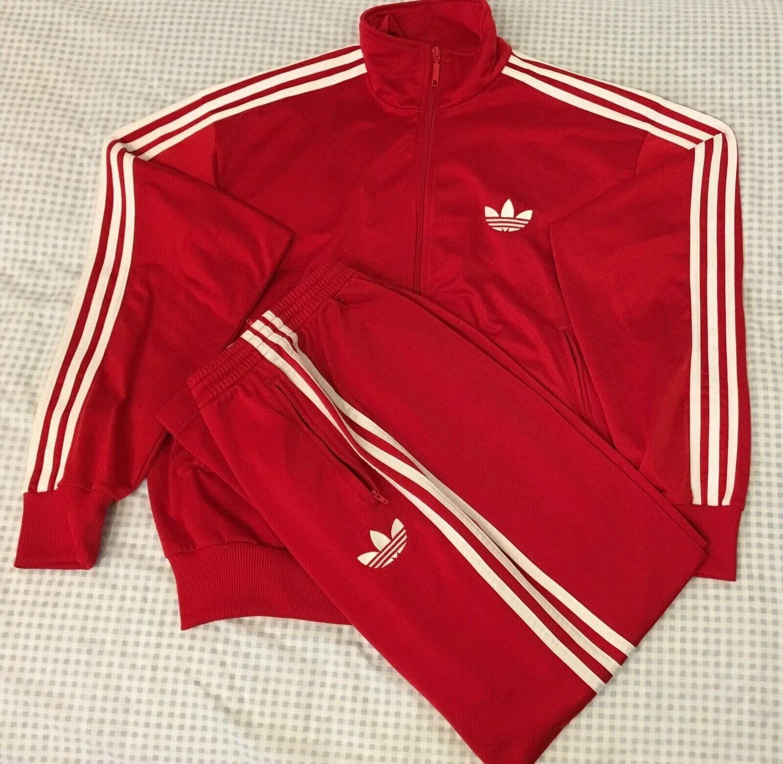 Красный костюм адидас ориджинал. Красный костюм адидас. Adidas originals firebird костюм. Adidas красный костюм. Спортивный костюм адидас мужской красный.