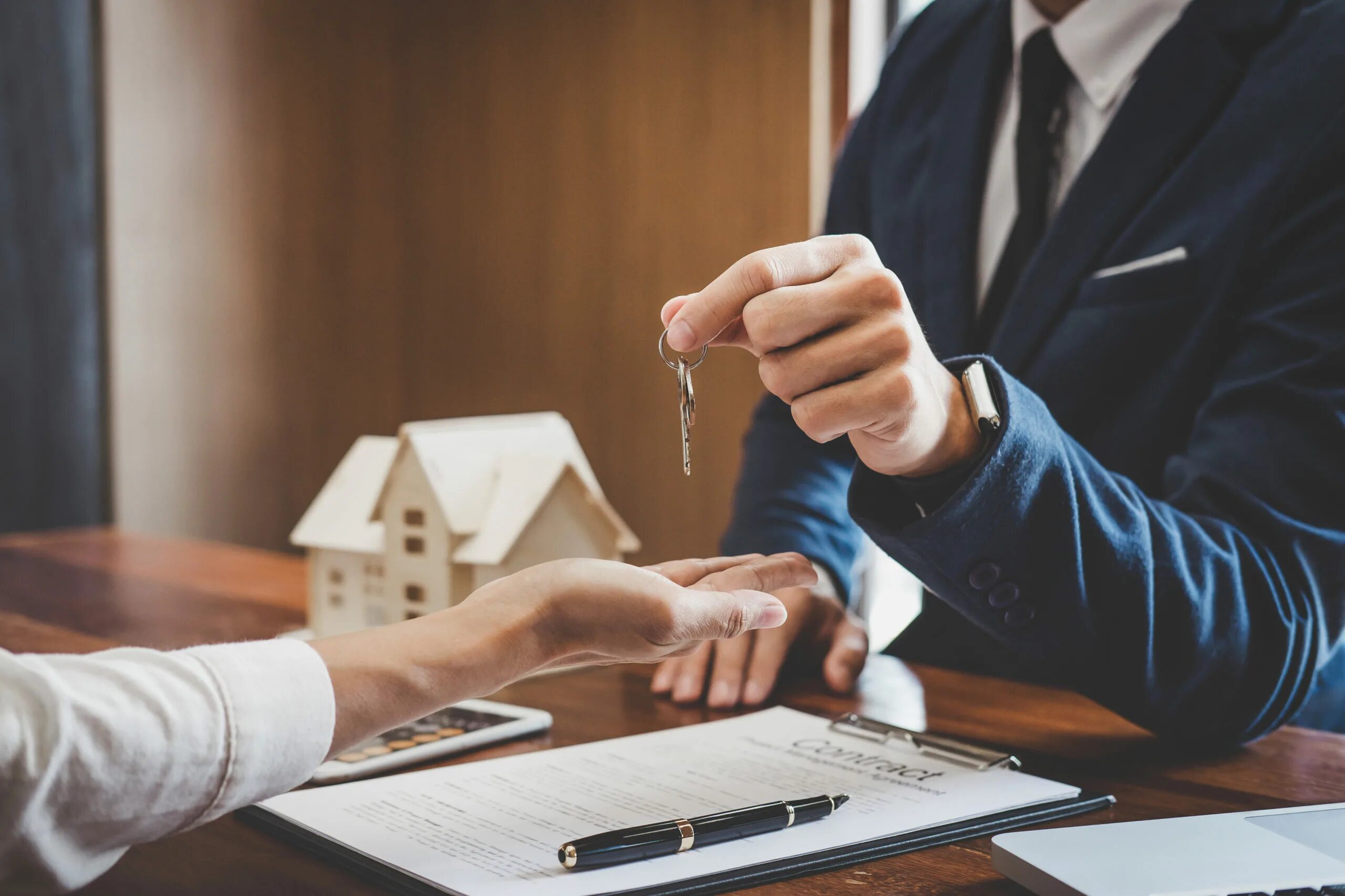 Real estate service. Сделки с недвижимостью. Арендодатель это. Сделка на покупку квартиры фото. Арендодатель коммерческой недвижимости.