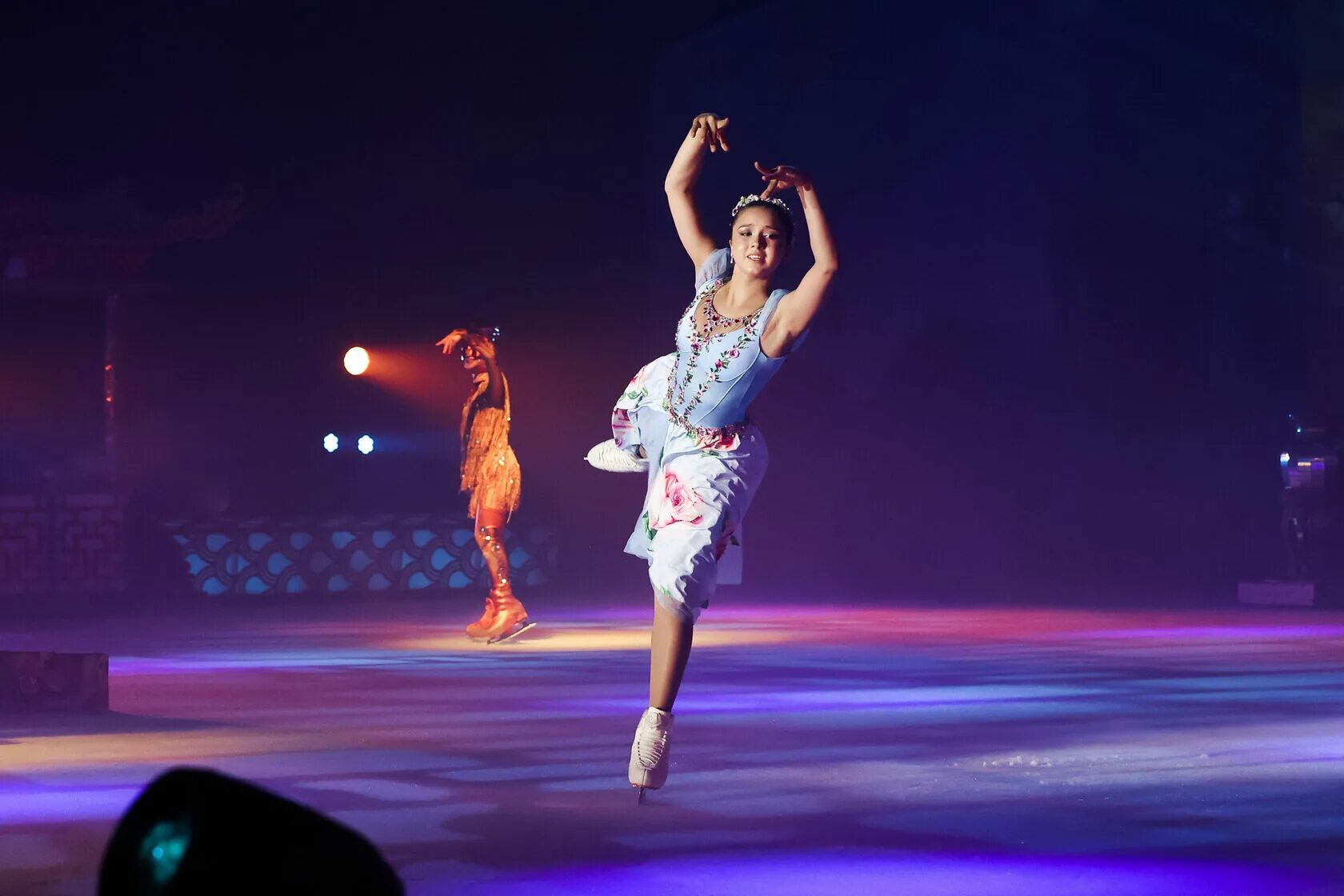 Валиева в шоу навки. Шоу аленький цветочек татьяны навки камила валиева. Камила валиева шоу аленький цветочек. Валиева в шоу навки. Валиева в шоу навки.