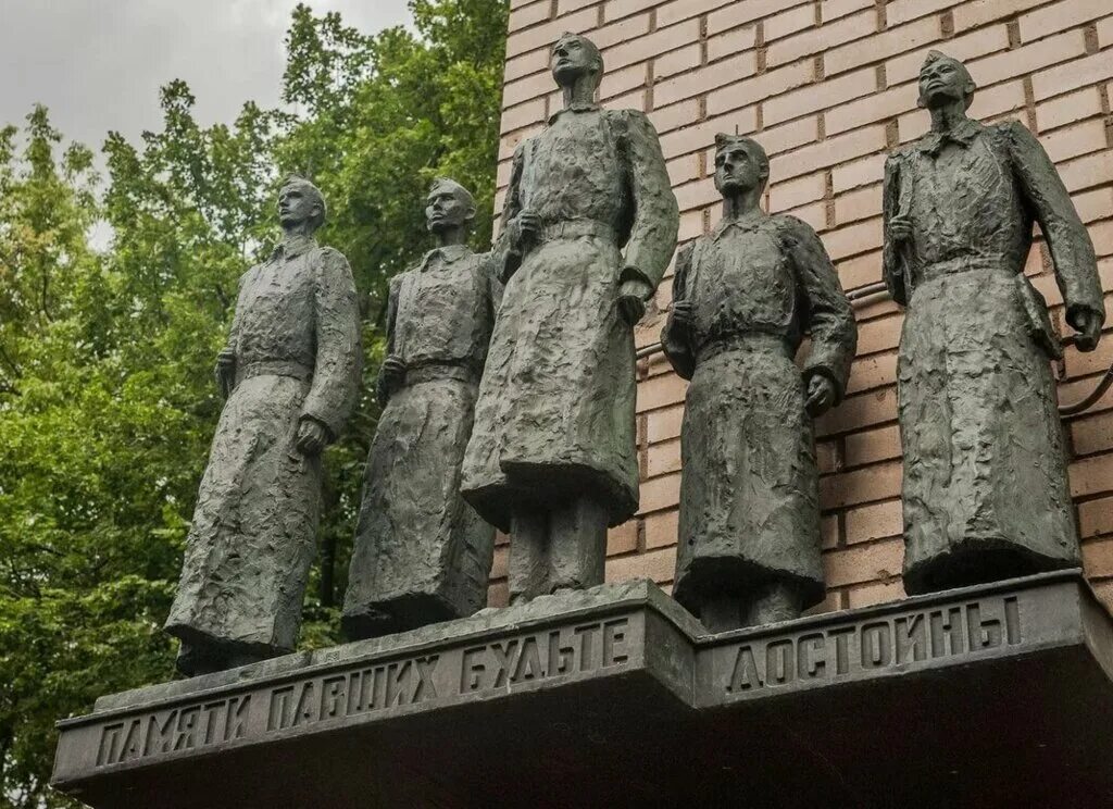 Митлянский памятник одноклассникам. Реквием памятники. Памятник реквием 1941. Тема народного страдания и скорби в поэме ахматовой реквием. Памятник корка из гранита.