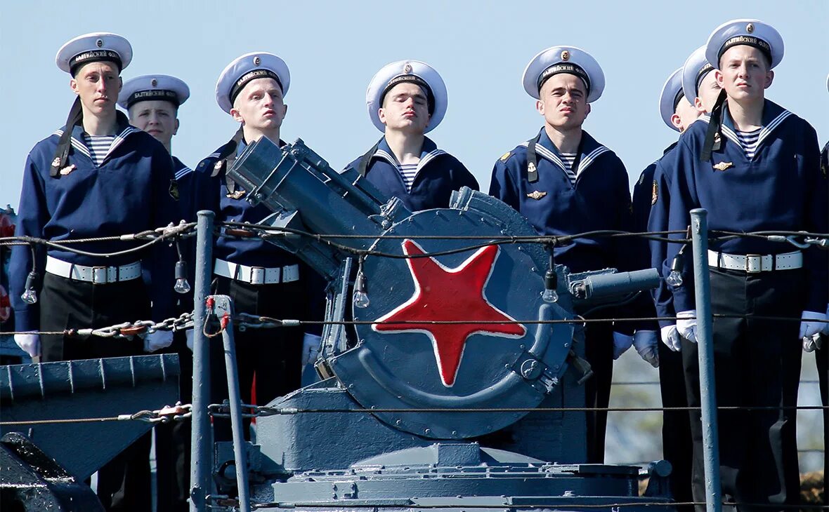 Старший матрос черноморского флота. Форма вмф матрос тихоокеанский флот. Моряки на корабле. Парадная форма вмф балтийского флота. Военный моряк.