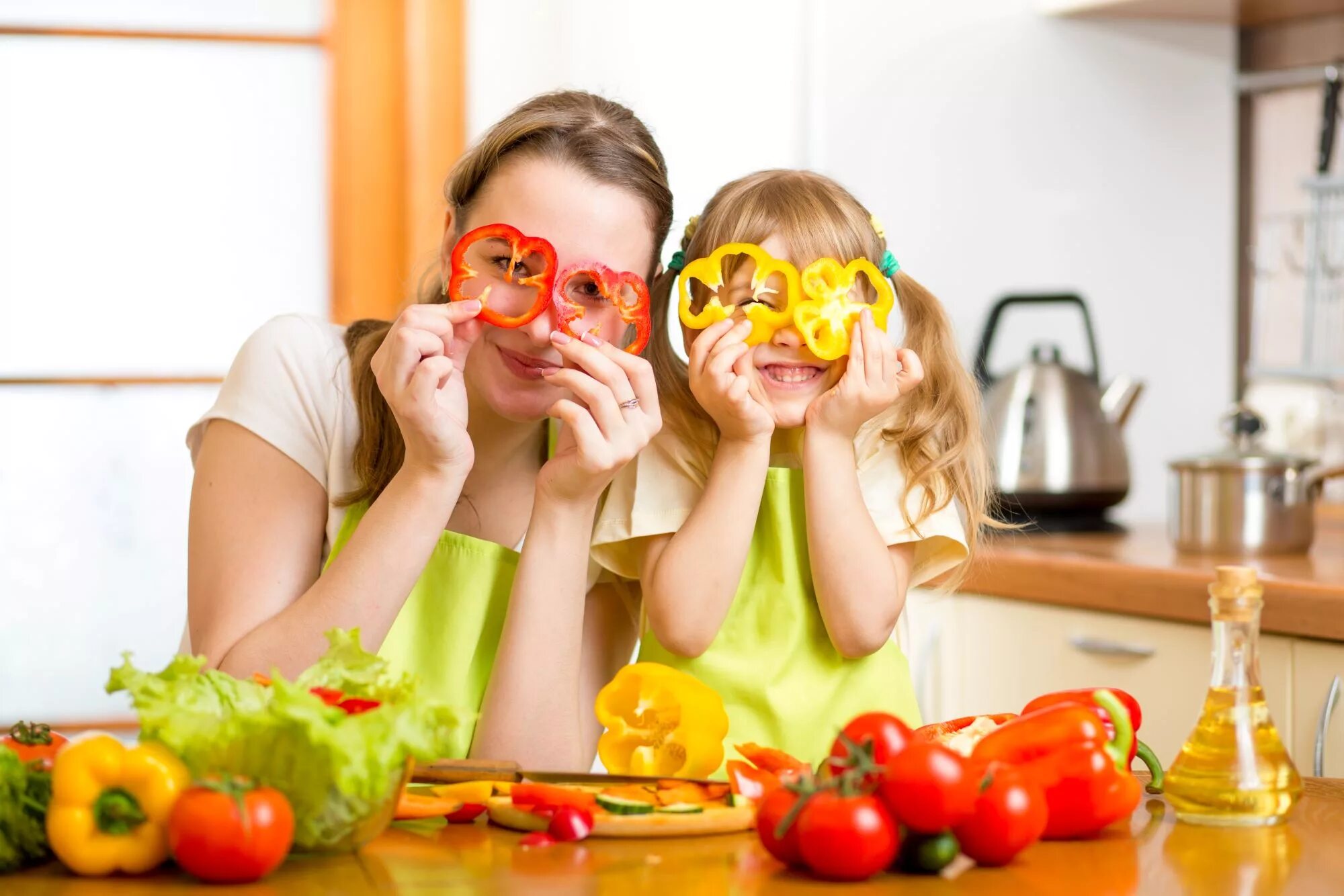 Польза детского. Здоровое питание для детей. Здоровая еда для детей. Семья ест овощи. Овощи в рационе ребенка.