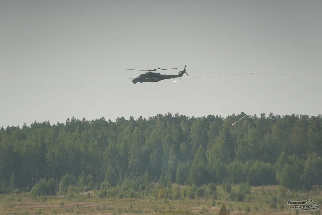 Почему над минском летают вертолеты. Свердловская область с вертолета. Вертолет над Северной. Поле с вертолетами Свердловская. Летают вертолёты в Дмитровском районе.