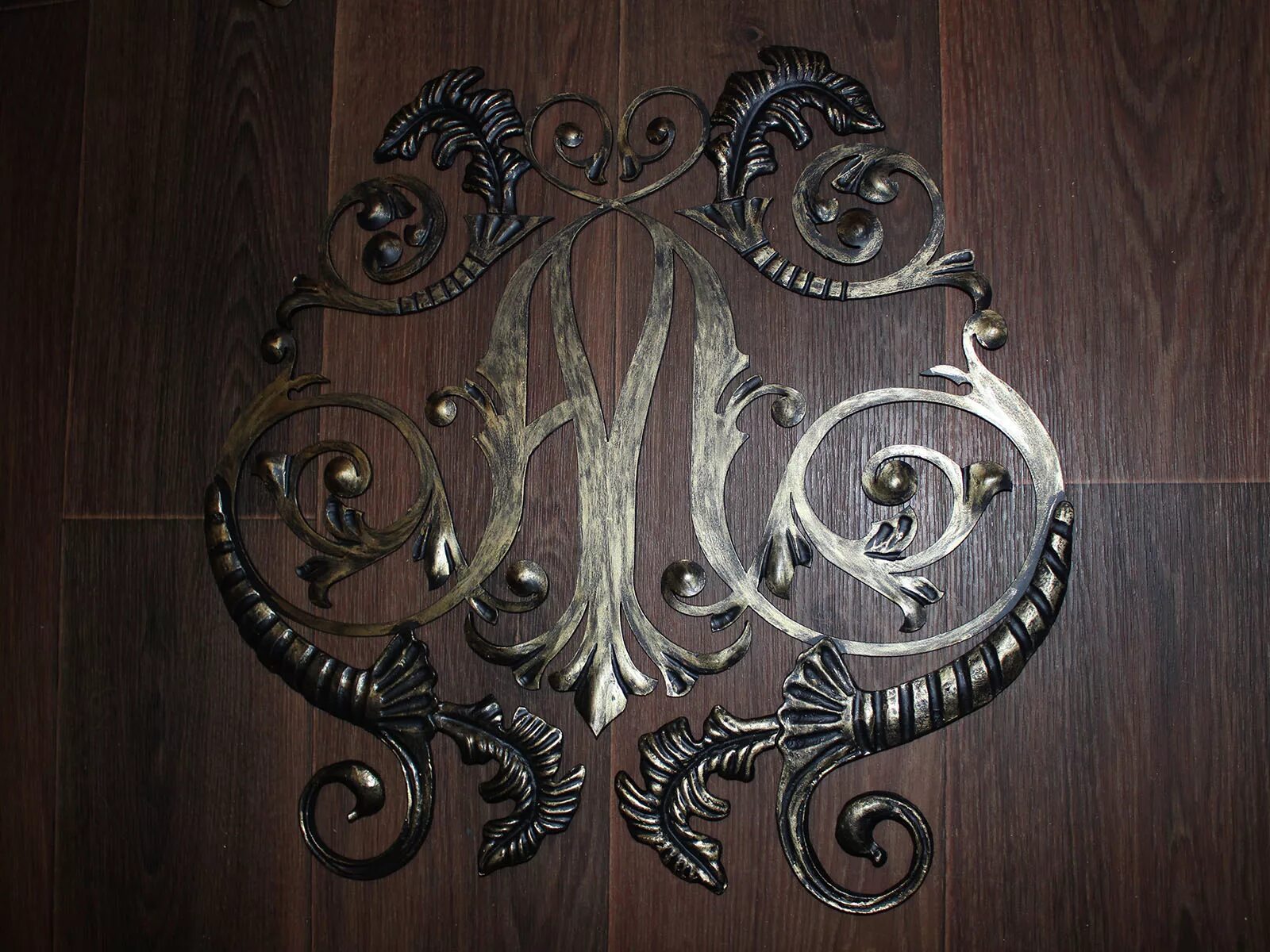 кованые буквы из металла. кованая монограмма. вывеска ковка. ковка буквы. кованые буквы из металла.