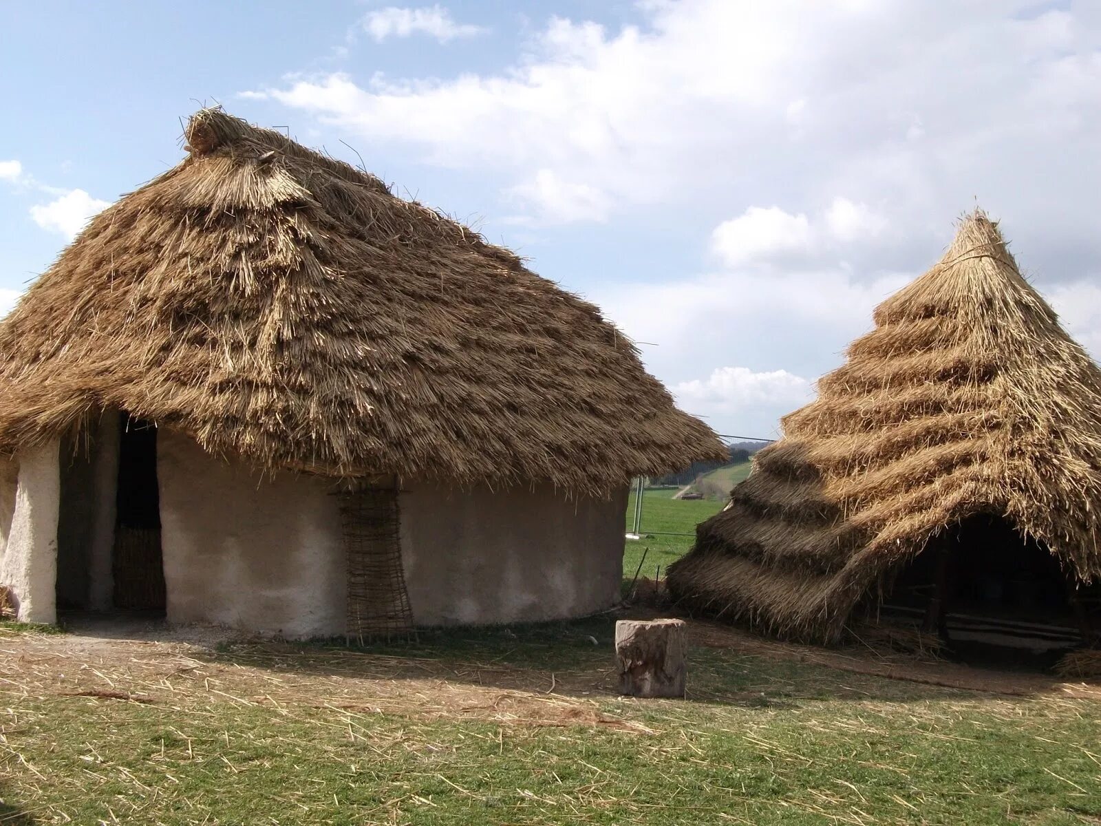 Первобытная деревня. Малагасийцы жилища. Жилища неолита. Neolithic age. Глинобитные постройки и поселения неолита и бронзового века.