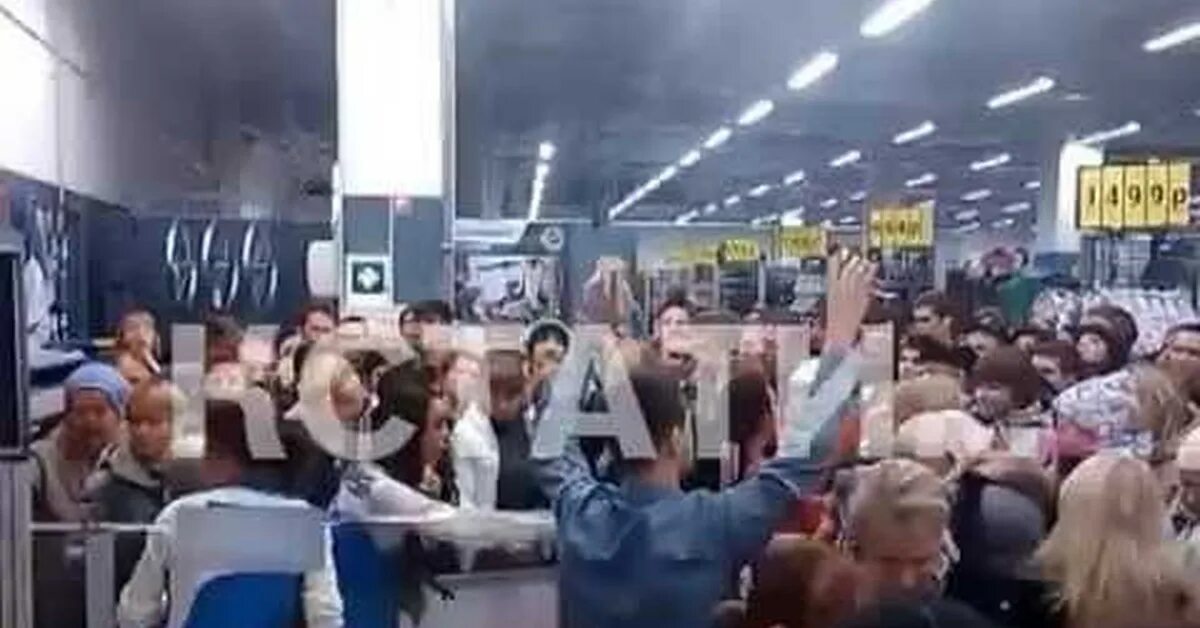 Толпа людей в магазине. Очереди в магазинах метро. Давка в супермаркете. Очередь в гипермаркете. Магазин давка.