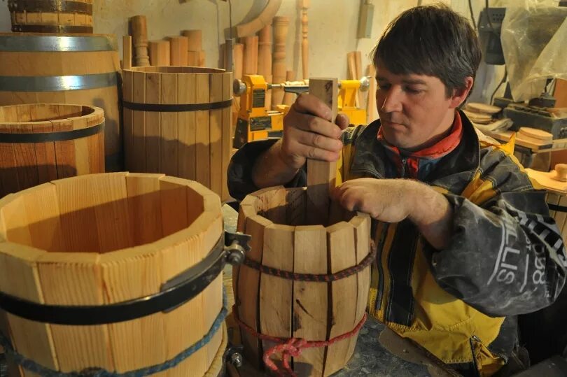 Бондарь профессия. Бондарное ремесло в Беларуси. Бондарь ремесло. Бондарные промыслы. Делает кадки