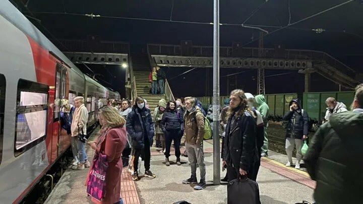 Пассажирский поезд угрожающе присвистывая приближался
