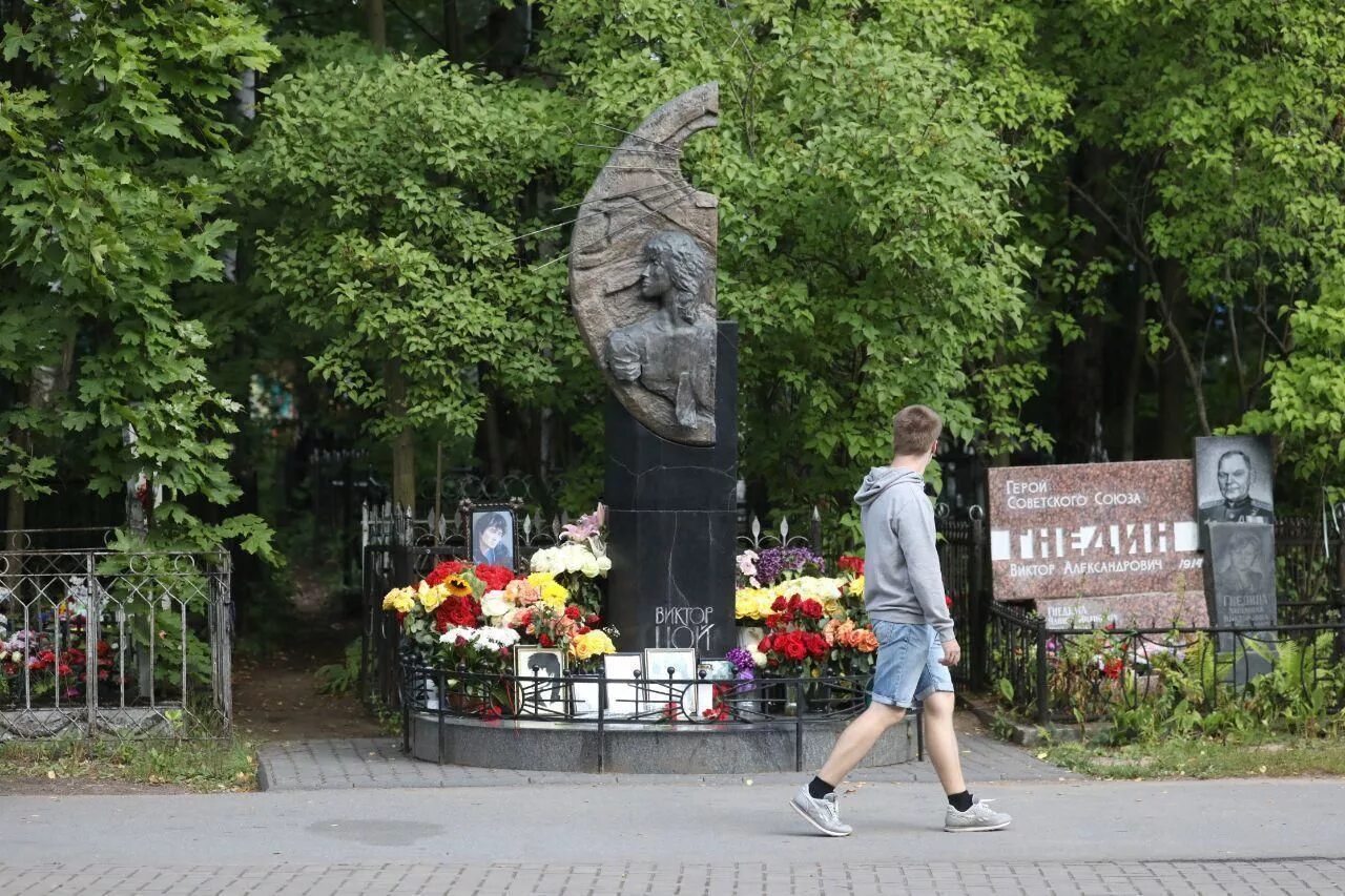Могила цоя в петербурге. Могила виктора цоя на богословском кладбище. могила виктора цоя на богословском кладбище в санкт-петербурге. богословское кладбище санкт-петербург могила цоя.