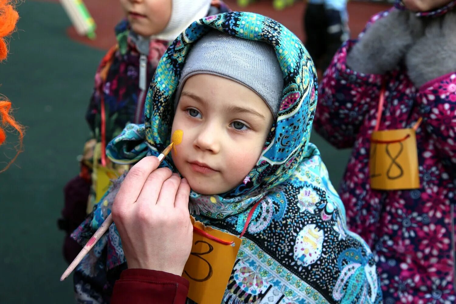 Платки на масленицу для детей. Платок на Масленицу ребенку. Школьники в платках Масленица. Платок для Масленицы в садик. Платки на Масленицу дарили с добром.