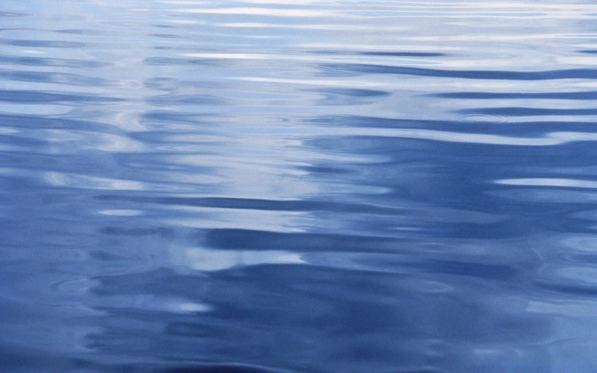 Зеркальная гладь воды. Ровная гладь воды. Тихая гладь воды. Поверхность воды.