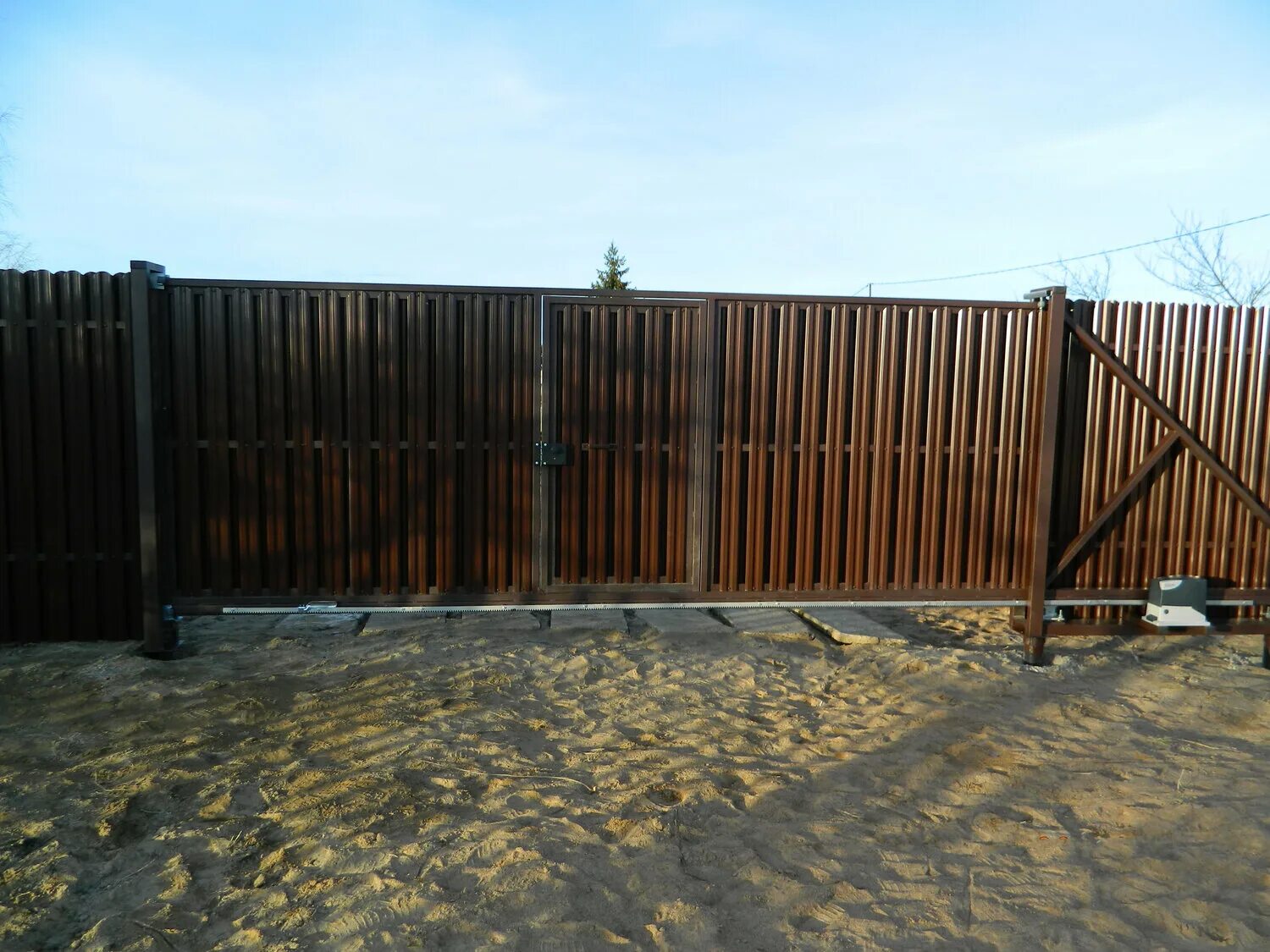 забор под ключ ленинградская область. забор вокруг завода. секционный металлический забор 185х150. заборы ленинградская область. забор сплошной металлический.