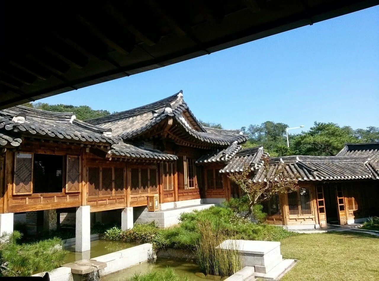 Китайская изба. Традиционный корейский дом Ханок. Корейская архитектура Ханок. Ханок дом в Корее. Южная Корея Синтоистский храм.
