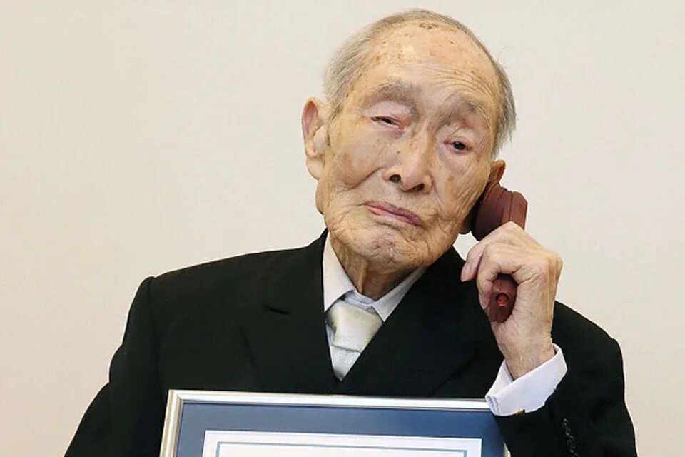Умер самый старый мужчина в мире. Сакари Момои. Сакари Момои долгожитель. Сакари Момои в молодости. Старый японец.