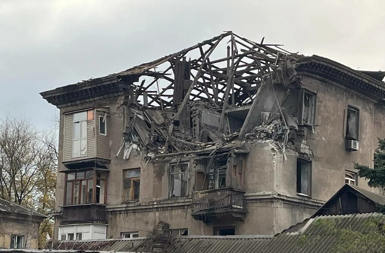 Макеевка разбомбили школу. Ханженково обстрел. Макеевке обстреляли. Макеевке обстреляли. Обстрел донецка 18 июня 2022.