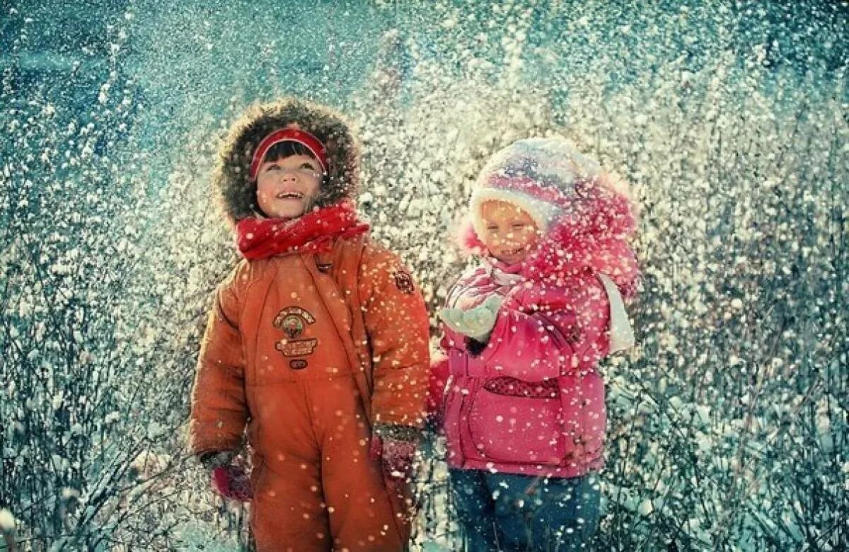 Дети радуются снегу. Зима для детей. Дети на прогулке зимой. Снегопад для детей.