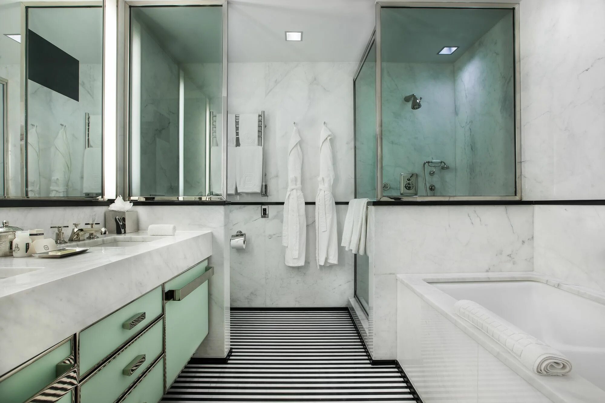 Ванна в ванной комнате отель. The mark hotel, нью-йорк, сша. интерьер ванной комнаты для гостиницы. ванные комнаты в отелях. интерьеры ванных комнат в отелях.