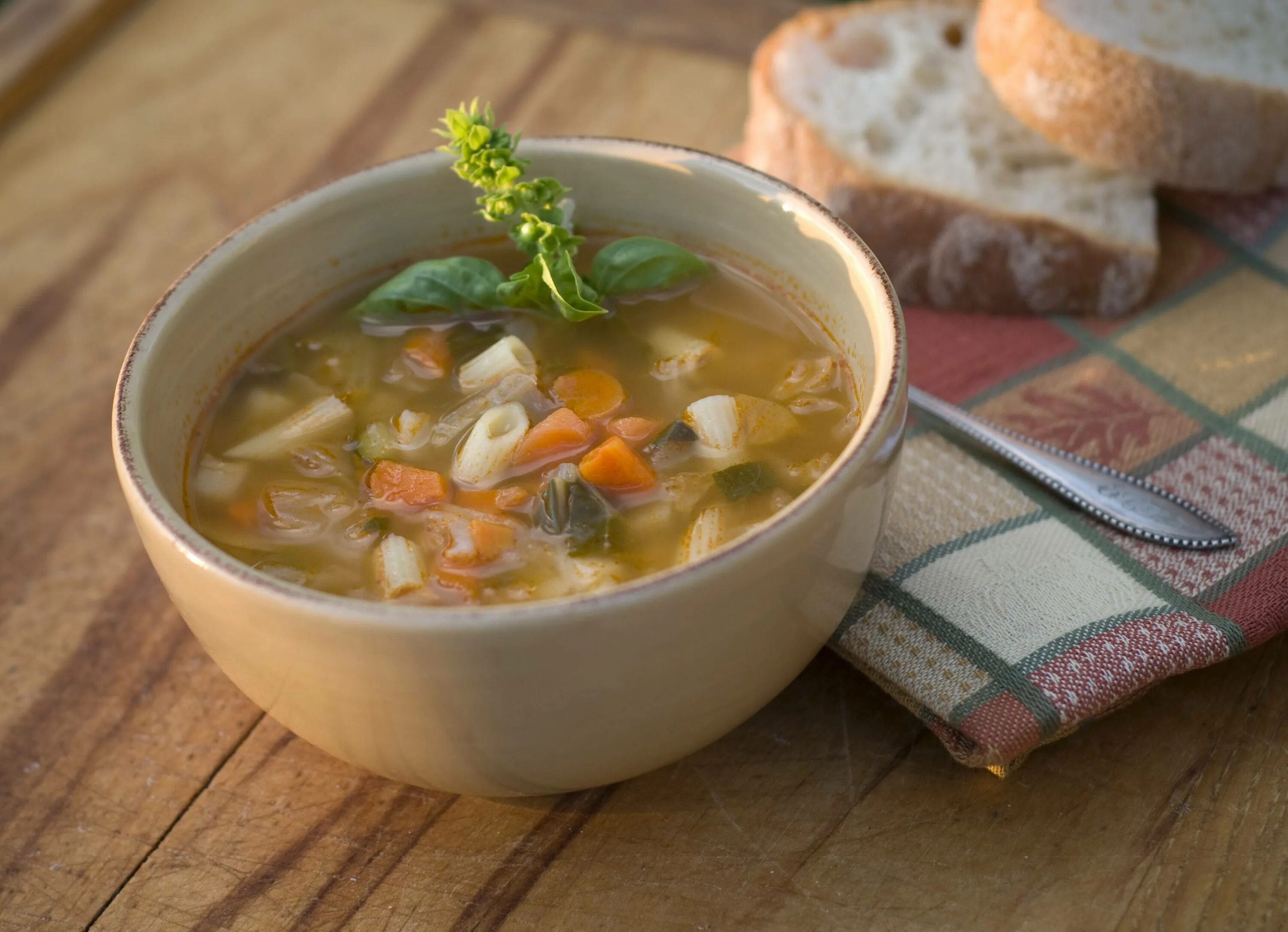 Приготовить вкусный супчик. Овощной суп минестроне. Минестроне с пастой. Минестроне суп с лапшой. Суп минестроне вегетарианский.