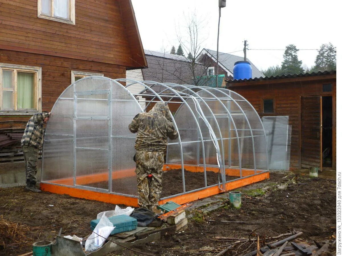 Основа для теплицы из поликарбоната. Монтаж теплицы. Монтажник теплиц. Теплица колхозница. Монтажник теплиц.