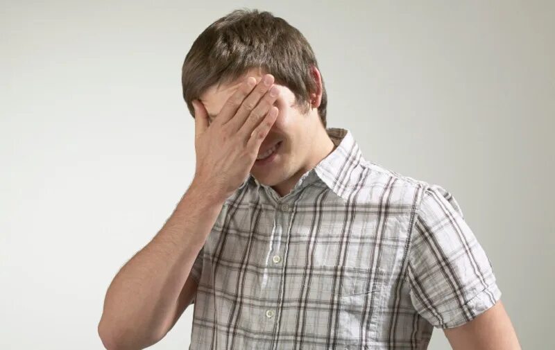 Мужчина сильно стесняется. Скромный парень. Мужчина сильно стесняется. Робкий человек. Соблазнение.